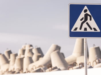 Белые береговые волноломы